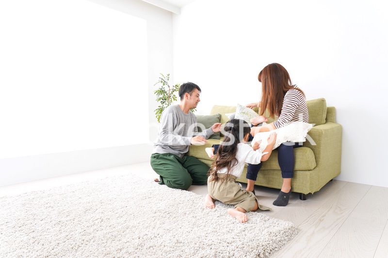 家で遊ぶ家族
