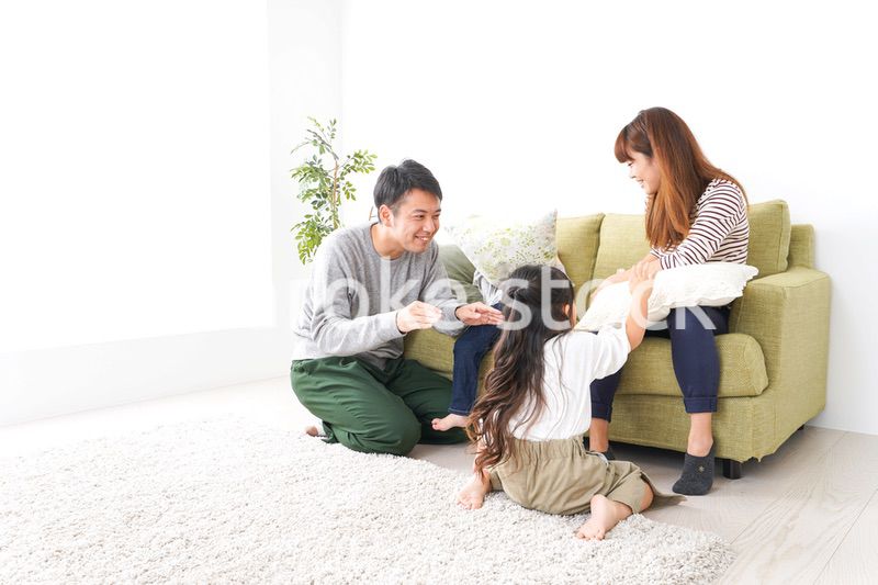 家で遊ぶ家族