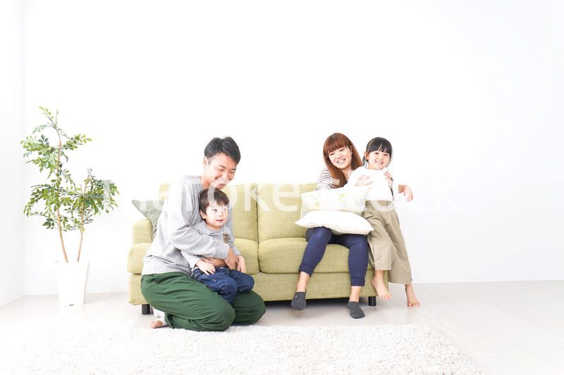 家で遊ぶ家族