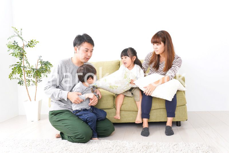 家で遊ぶ家族