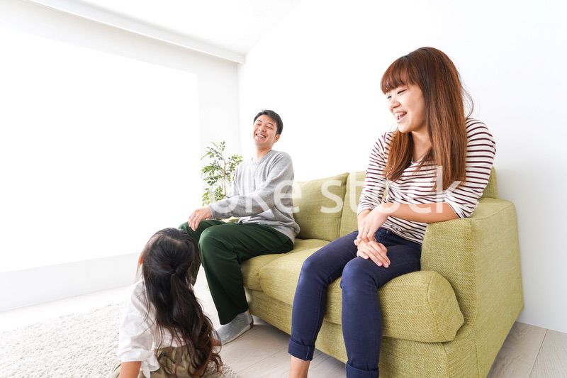家で遊ぶ家族