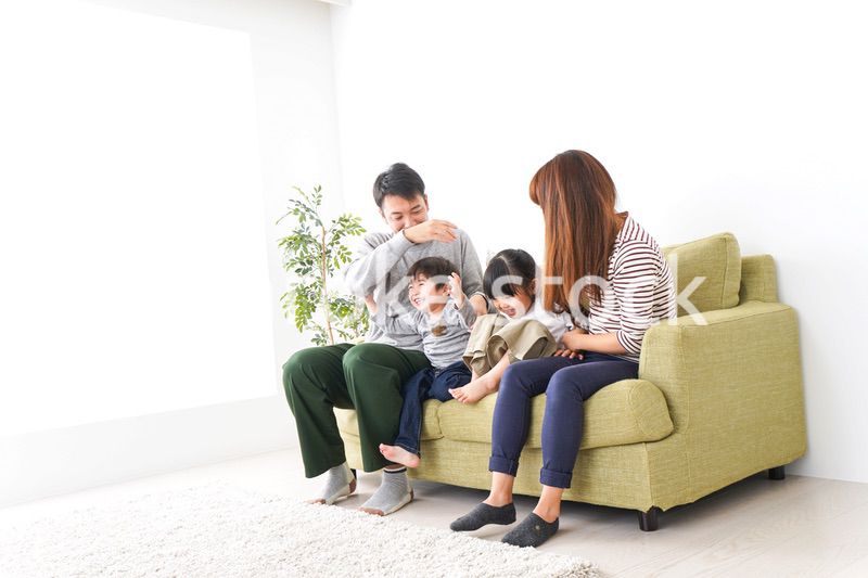 家で遊ぶ家族