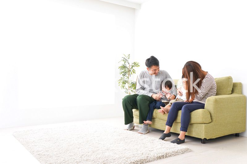 家で遊ぶ家族