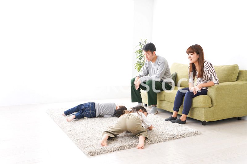 家で遊ぶ家族
