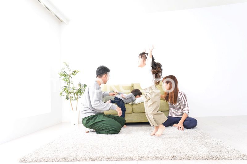 家で遊ぶ家族