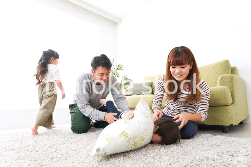 家で遊ぶ家族