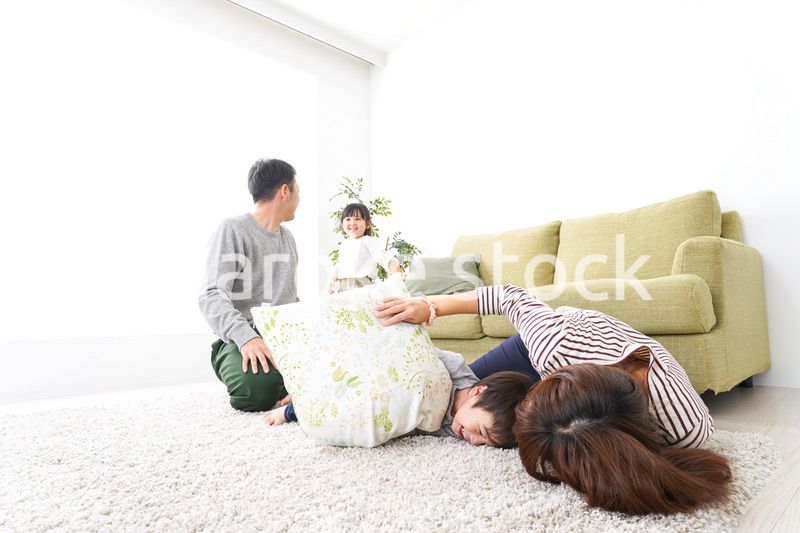家で遊ぶ家族