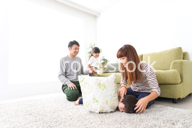 家で遊ぶ家族