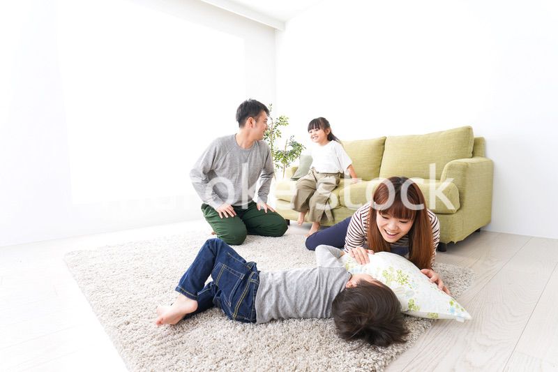 家で遊ぶ家族