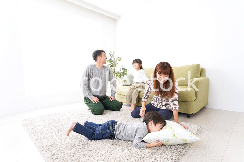 家で遊ぶ家族