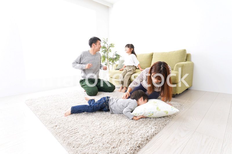 家で遊ぶ家族