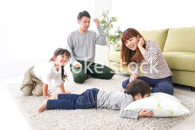 家で遊ぶ家族
