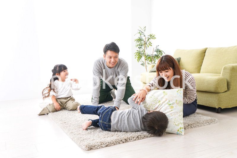 家で遊ぶ家族