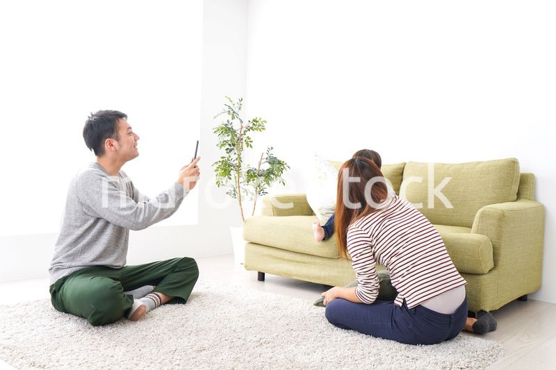 子どもたちの写真を撮るお父さん