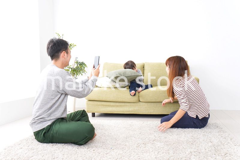 子どもたちの写真を撮るお父さん