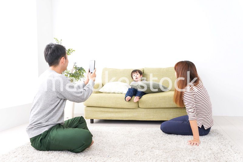 子どもたちの写真を撮るお父さん