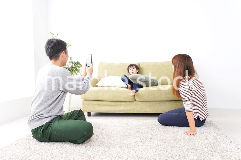 子どもたちの写真を撮るお父さん