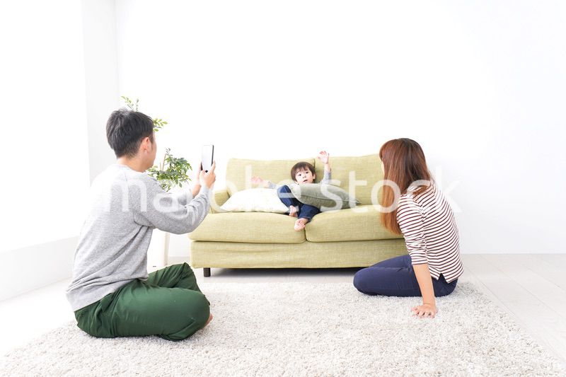 子どもたちの写真を撮るお父さん