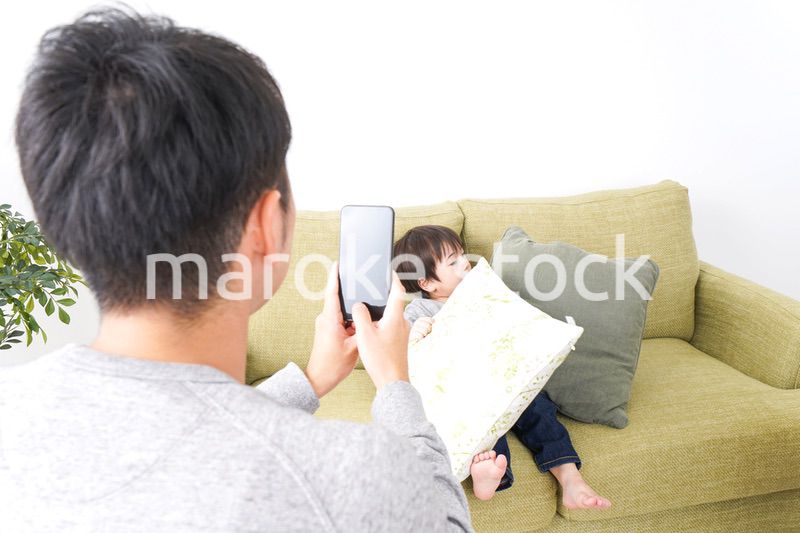 子どもたちの写真を撮るお父さん