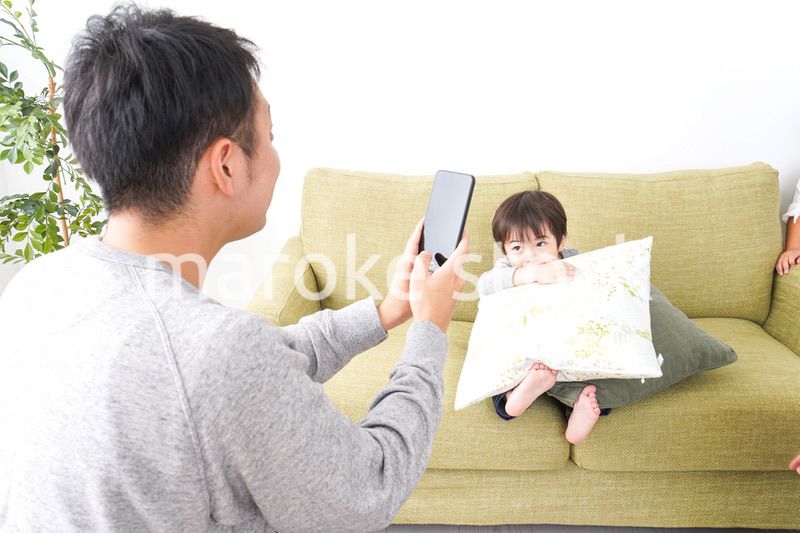 子どもたちの写真を撮るお父さん