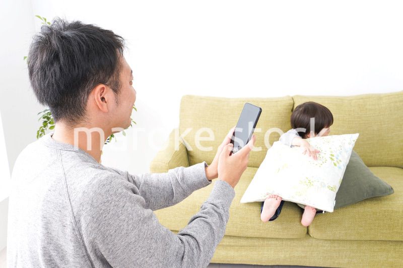 子どもたちの写真を撮るお父さん