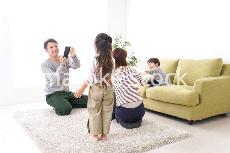 子どもたちの写真を撮るお父さん