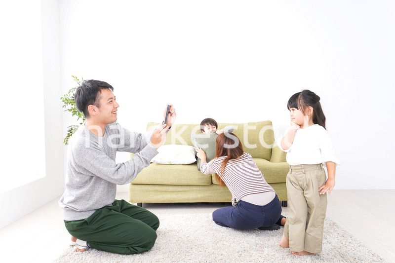 子どもたちの写真を撮るお父さん