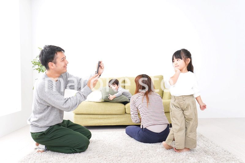 子どもたちの写真を撮るお父さん