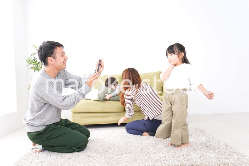 子どもたちの写真を撮るお父さん