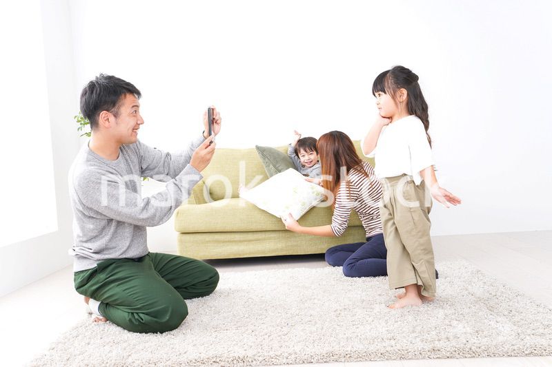 子どもたちの写真を撮るお父さん