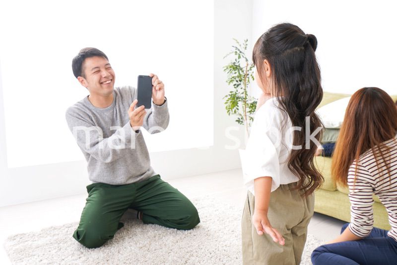 子どもたちの写真を撮るお父さん