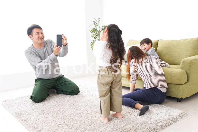 子どもたちの写真を撮るお父さん