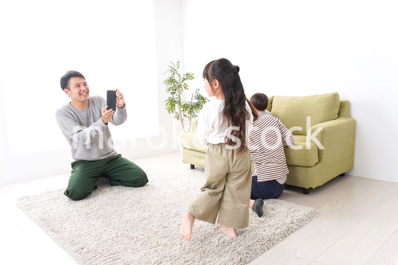 子どもたちの写真を撮るお父さん