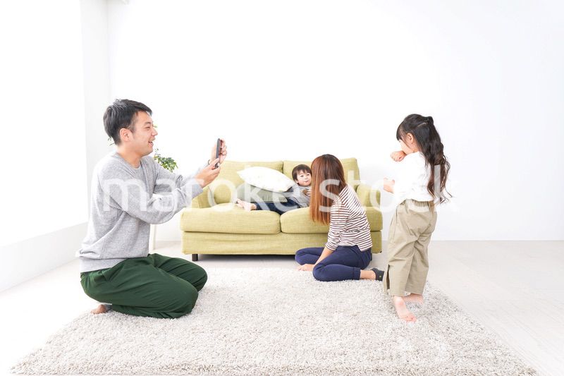 子どもたちの写真を撮るお父さん