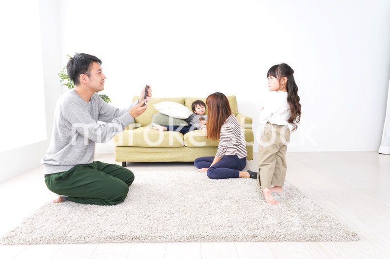 子どもたちの写真を撮るお父さん