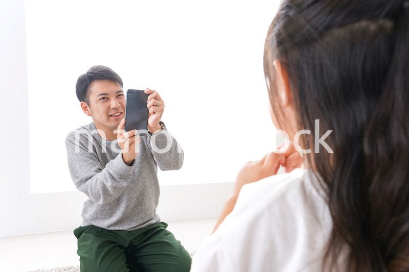 子どもたちの写真を撮るお父さん