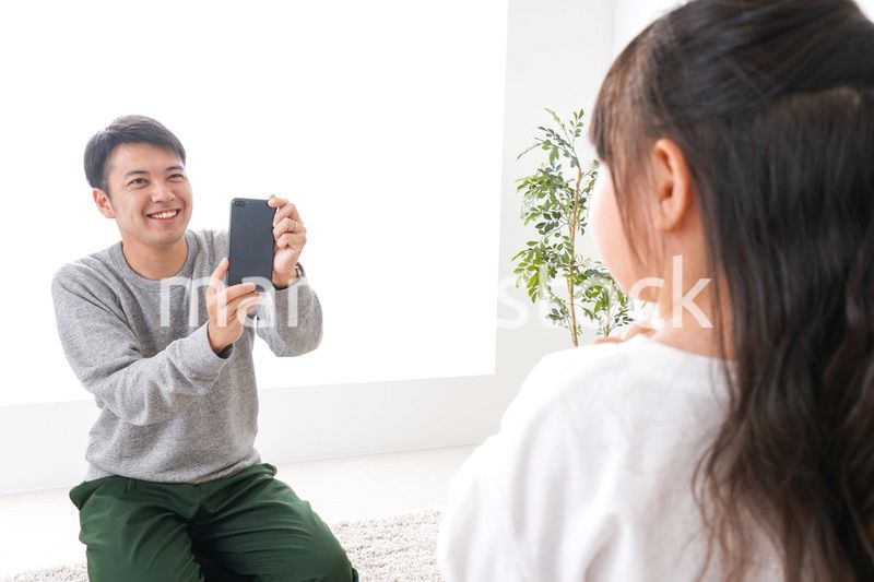 子どもたちの写真を撮るお父さん