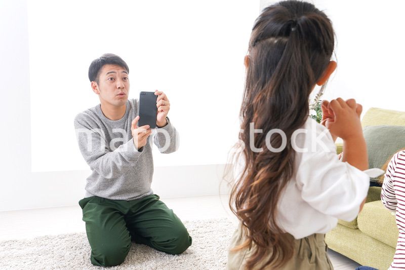 子どもたちの写真を撮るお父さん