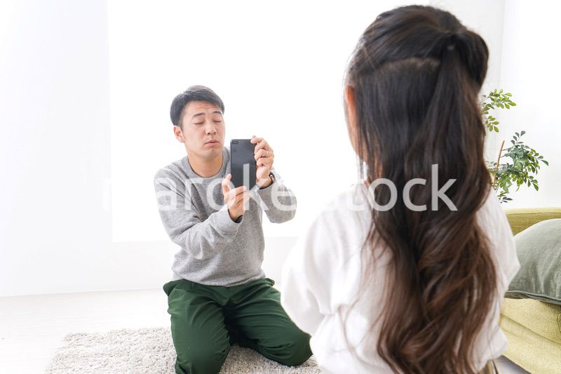 子どもたちの写真を撮るお父さん