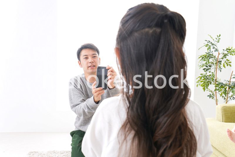 子どもたちの写真を撮るお父さん