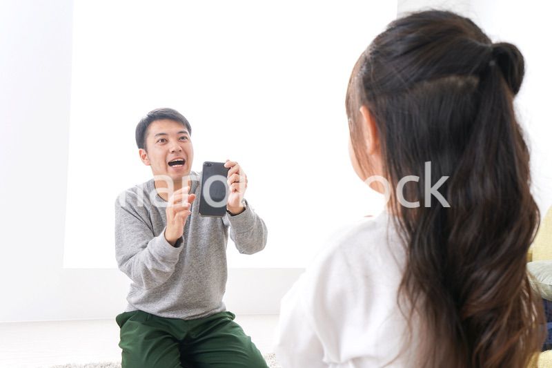 子どもたちの写真を撮るお父さん