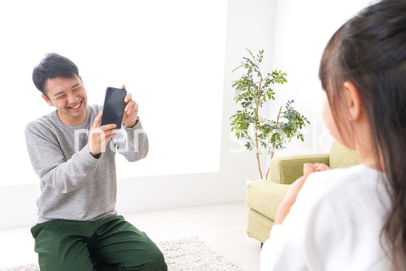 子どもたちの写真を撮るお父さん