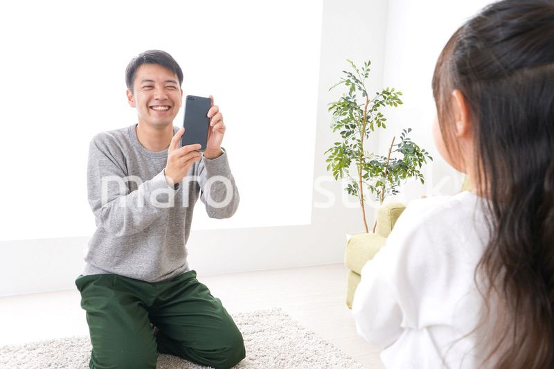 子どもたちの写真を撮るお父さん