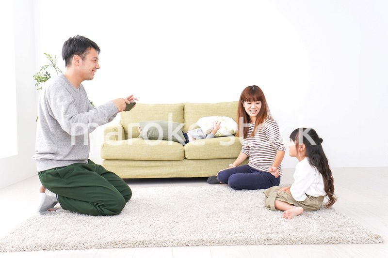 子どもたちの写真を撮るお父さん