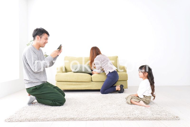 子どもたちの写真を撮るお父さん