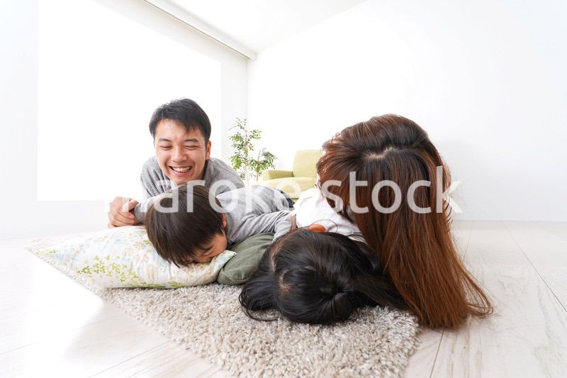 家で家族団らん