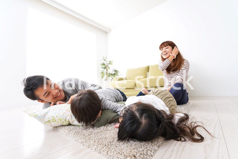 家で家族団らん