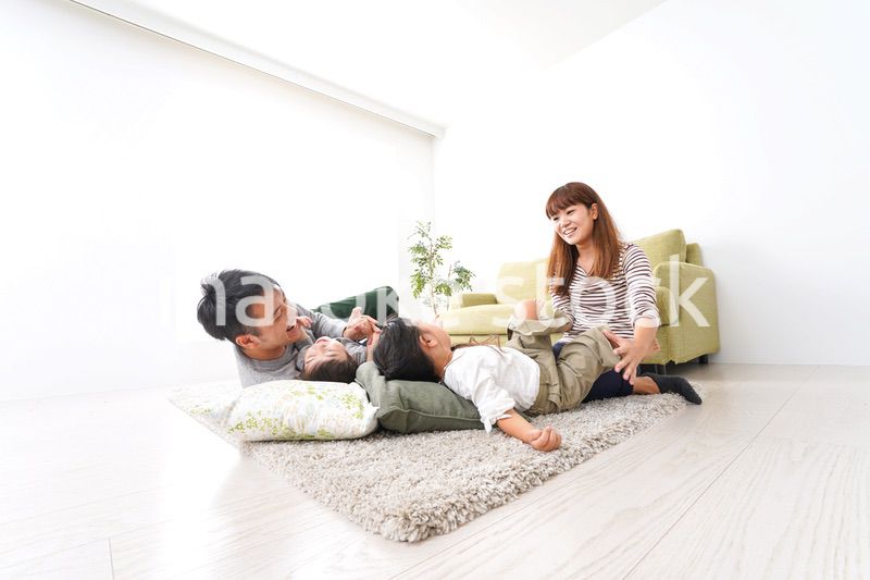 家で家族団らん