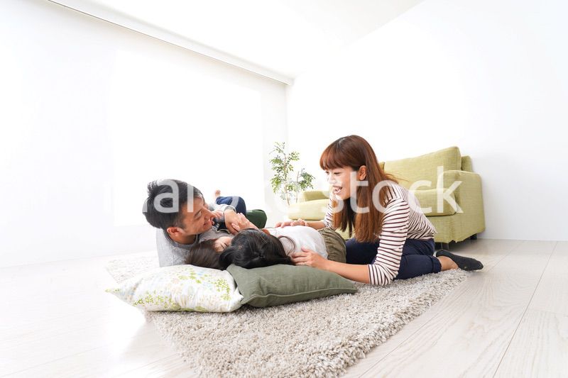 家で家族団らん