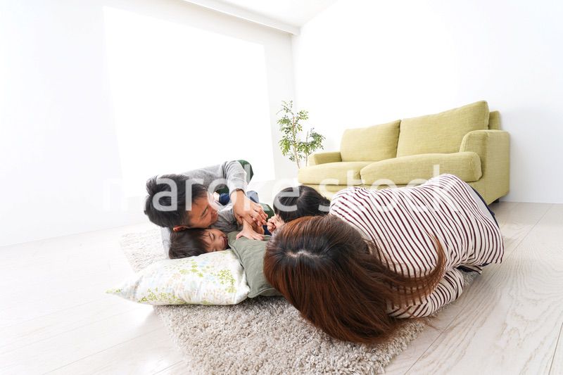 家で家族団らん